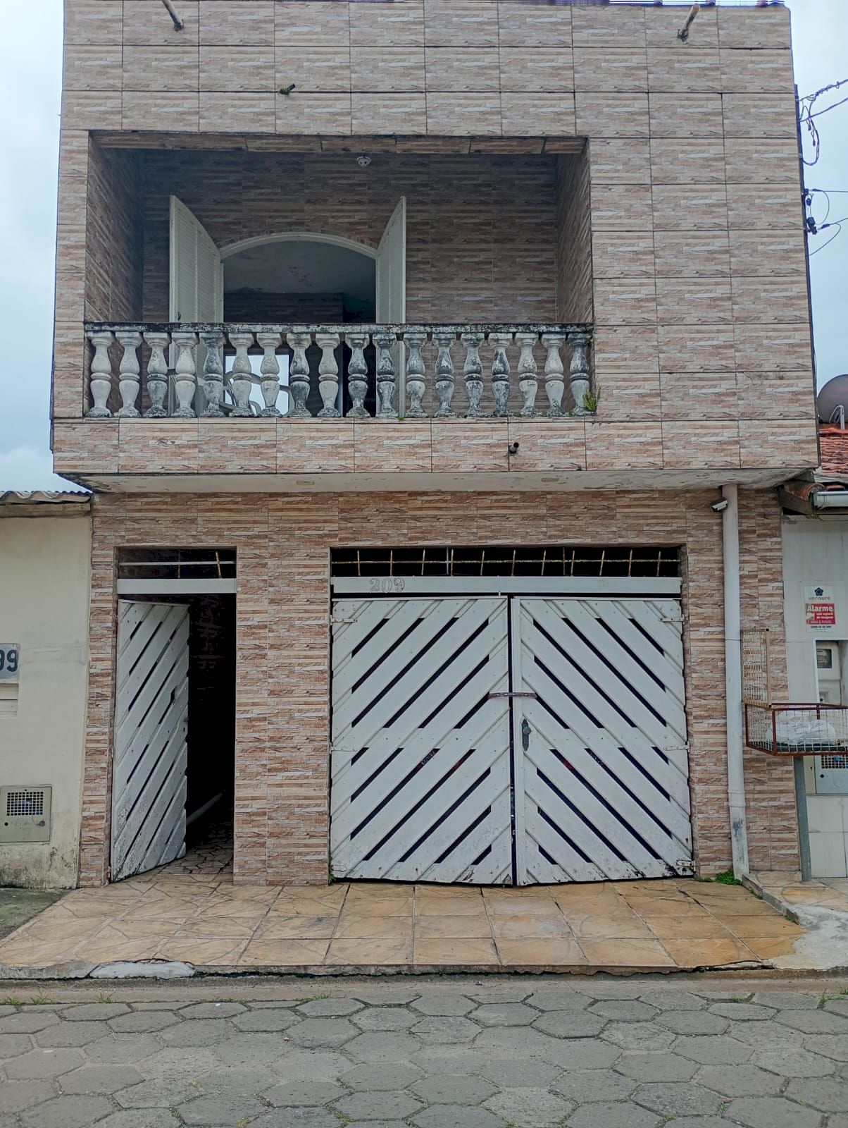 Sobrado Residencial - Lado Pista