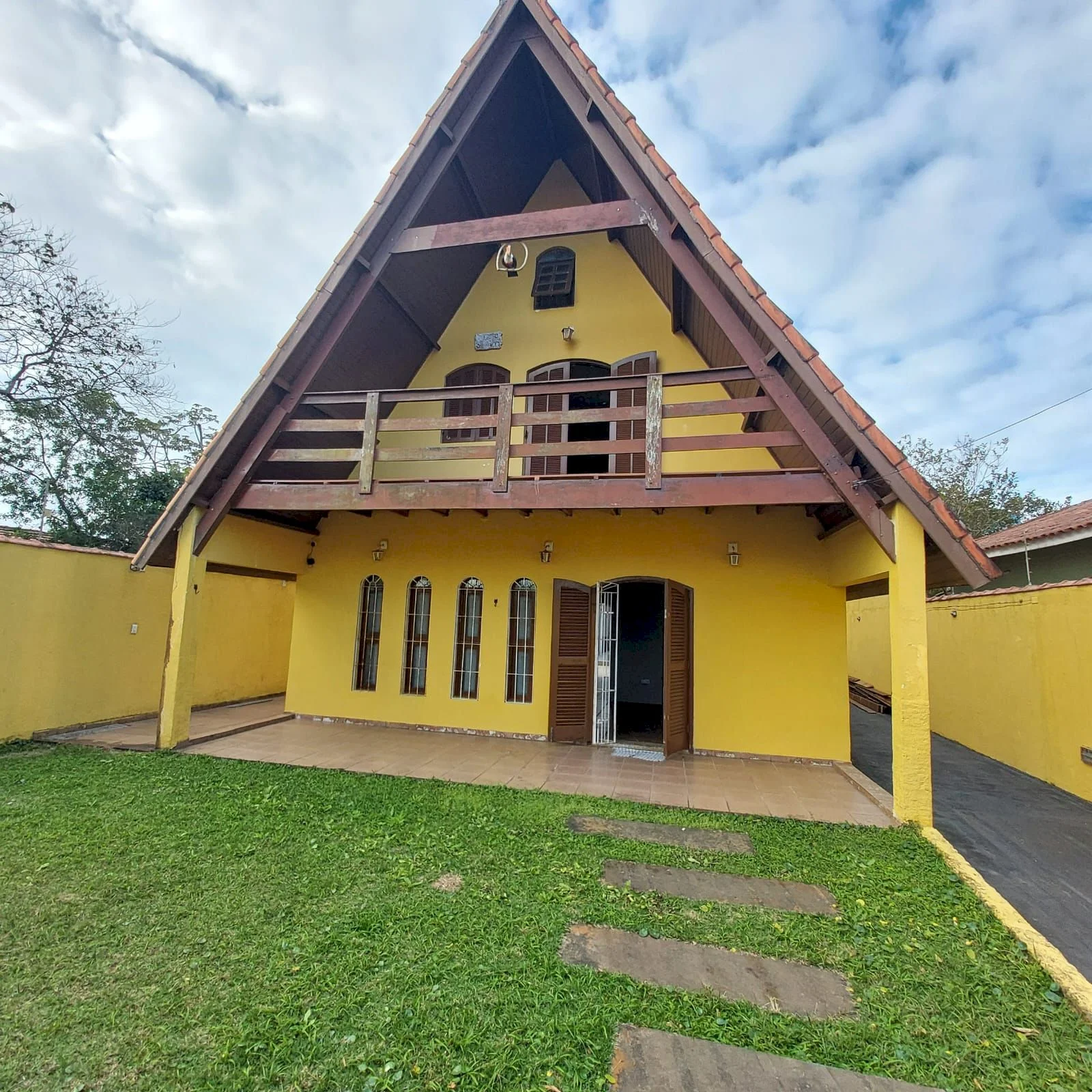 Chalé com 3 dormitórios próximo à praia no bairro Jd Regina