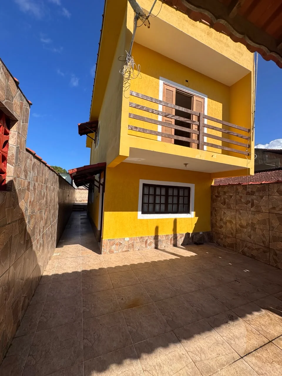 Sobrado com 2 dormitórios próximo à praia no bairro Loty