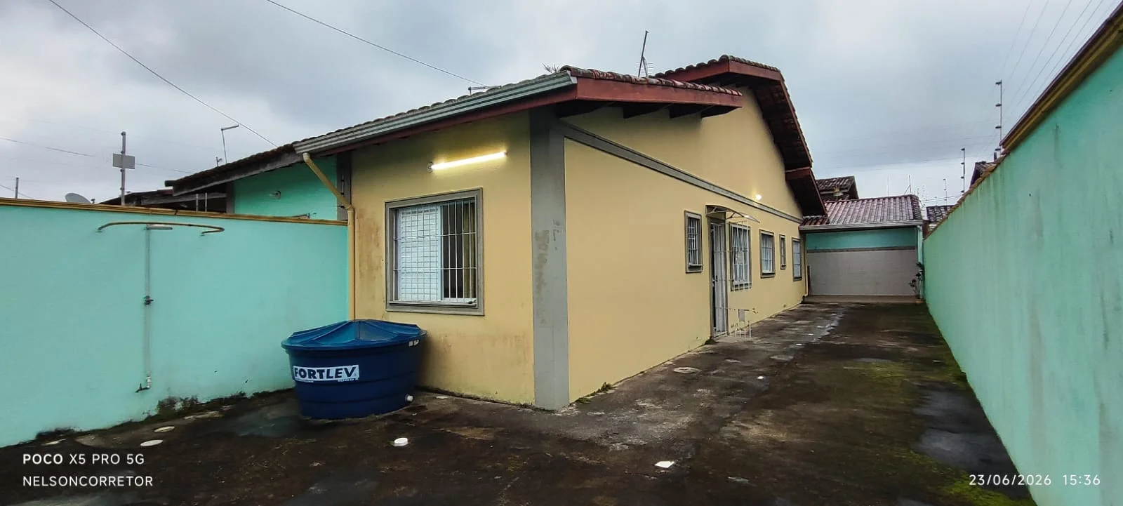 Casa com 2 dormitórios próximo à praia no bairro Tupy