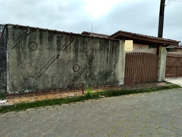 Casa com 2 dormitórios próximo à praia no bairro Corumbá