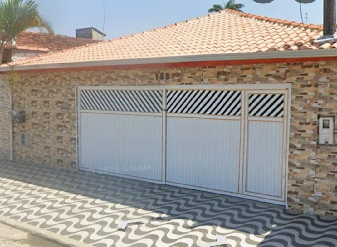 Casa com 3 dormitórios próximo à praia no bairro Gaivota