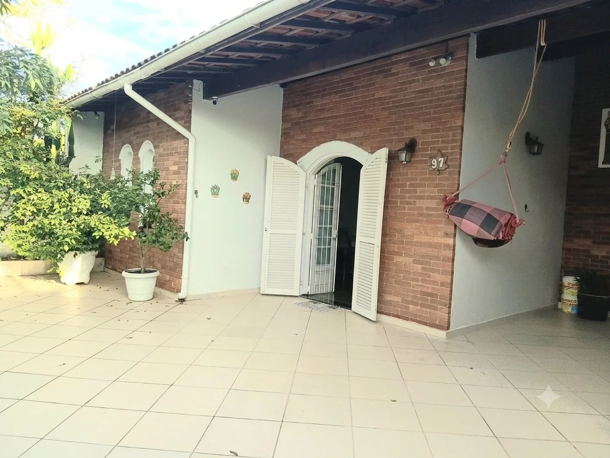 Casa com 3 dormitórios próximo à praia no bairro Nova Itanhaém