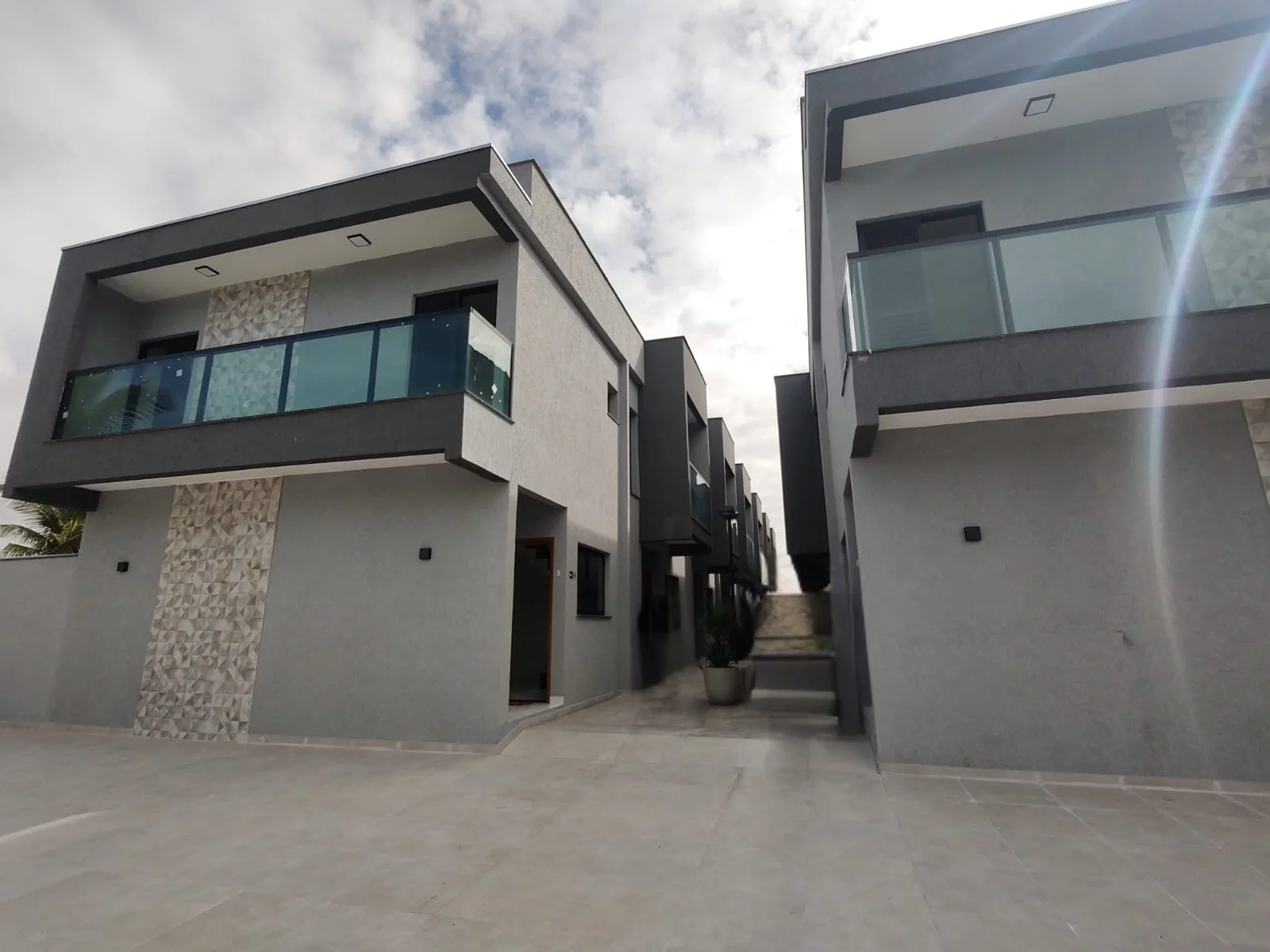 Casa em condomínio com 2 dormitórios Frente à praia no bairro Suarão