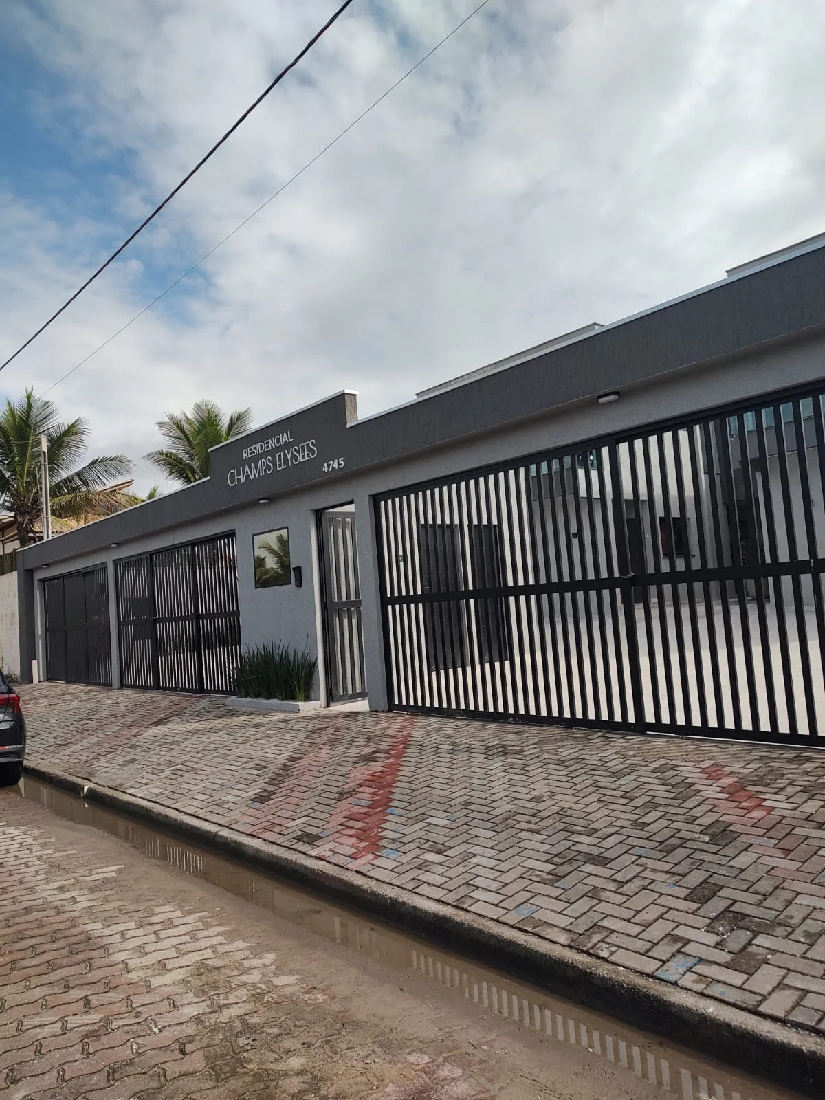 Casa em condomínio com 2 dormitórios Frente à praia no bairro Suarão
