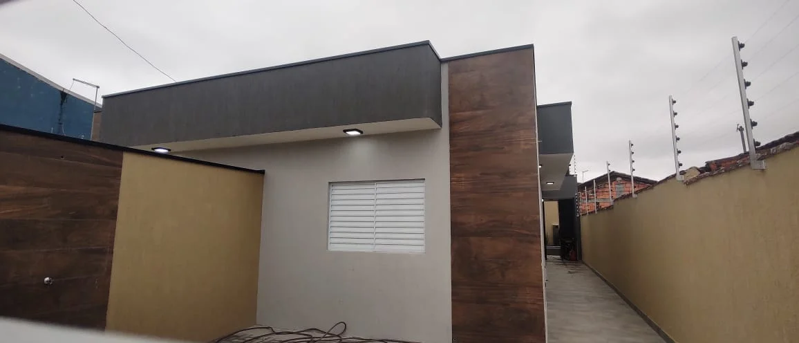 Casa com 2 dormitórios próximo à praia no bairro Tupy