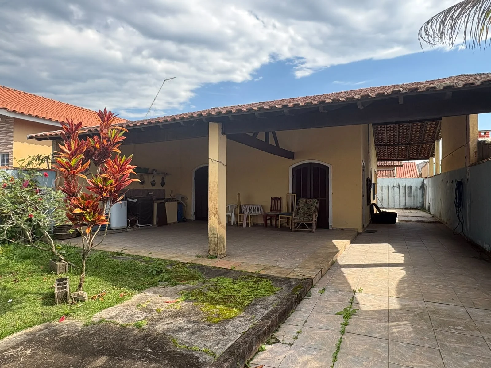 Casa com 2 dormitórios próximo à praia no bairro Tupy