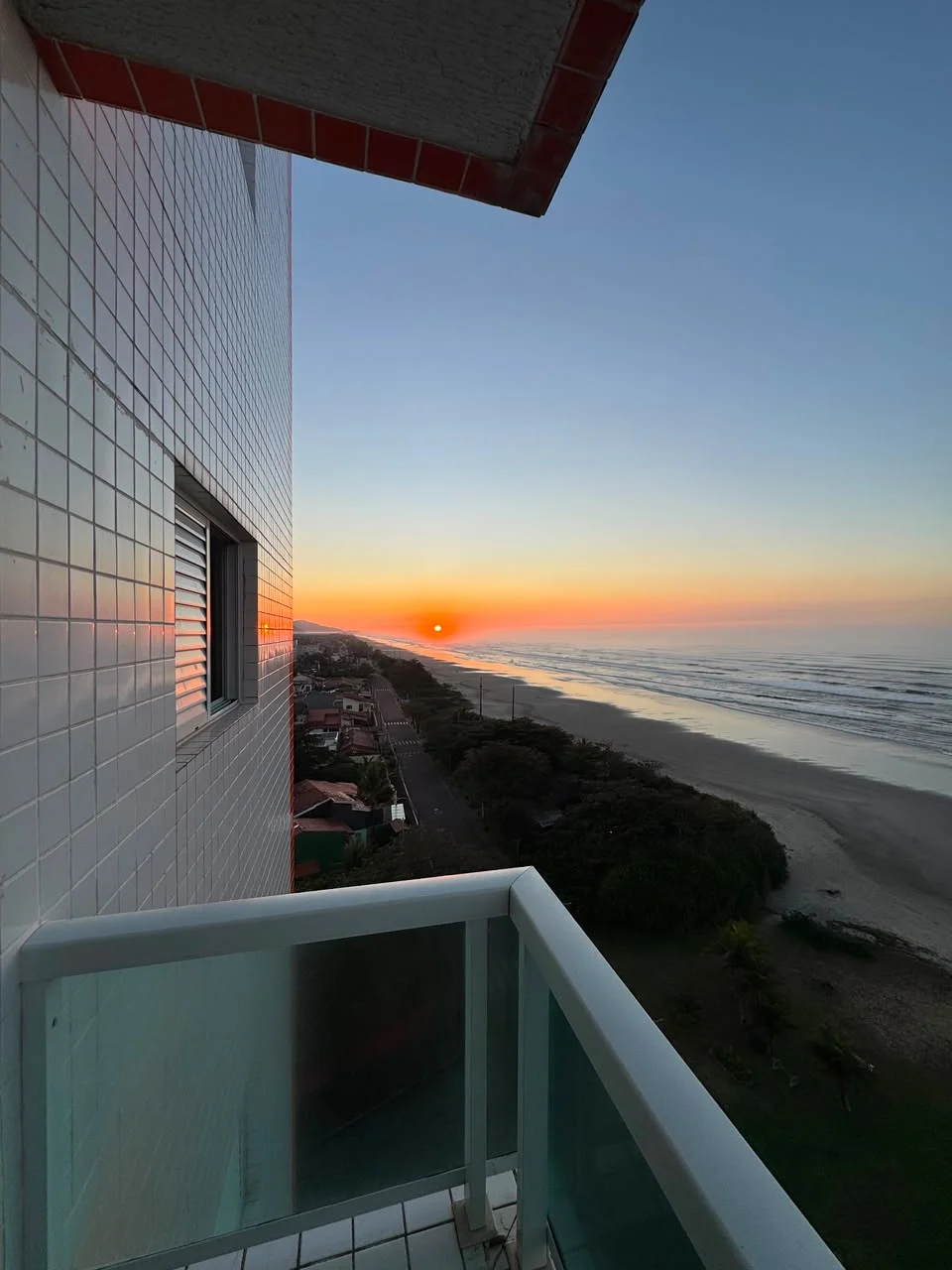 Apartamento com 2 dormitórios com vista para o mar no bairro Jd Suarão